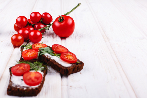 Frischkäse mit Brot und Tomaten